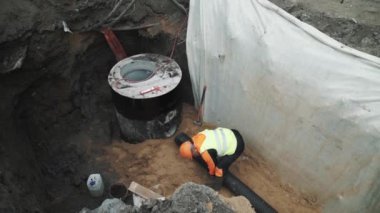 Saint Petersburg, Rusya - 26 Eylül 2016: Kask tak siyah plastik tüp beton kuyu halka açmada Builder'da