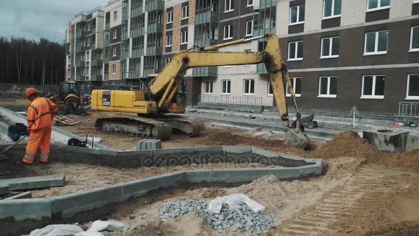 SAINT PETERSBURG, RUSSIA - SEPTEMBER 26, 2016: Slowmotion yellow excavator digging sand in ditch at building site — Stock Video