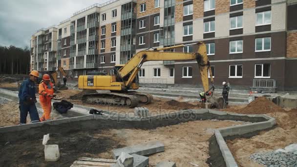 SAINT PETERSBURG, RUSSIA - 26 SETTEMBRE 2016: Scavatore giallo rallentatore scava terreno in fossato in cantiere — Video Stock