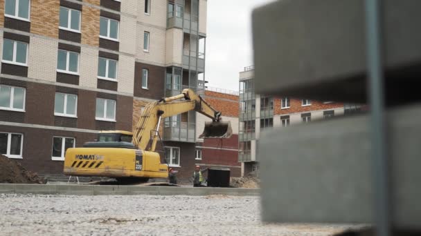 SAN PETERSBURG, RUSIA - 26 DE SEPTIEMBRE DE 2016: Excavadora Dolly con anillo de alcantarilla de hormigón en cucharón en obra — Vídeos de Stock