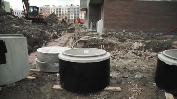 SAINT PETERSBURG, RUSSIA - 26 SETTEMBRE 2016: anello tombino camera di cemento nero Dolly shot posa su tavole in cantiere — Video Stock