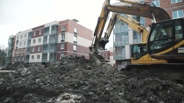 Saint petersburg, russland - 26. september 2016: zeitlupe schoss auf baustelle auf zwei schwarz-gelbe bagger — Stockvideo