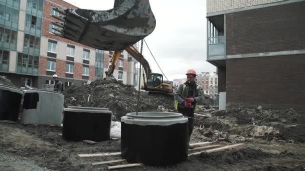 상트페테르부르크, 러시아-9 월 26 일, 2016: Slowmotion 흡연 작성기 항 콘크리트 맨홀 링 체인 굴 착 기 물통에 — 비디오