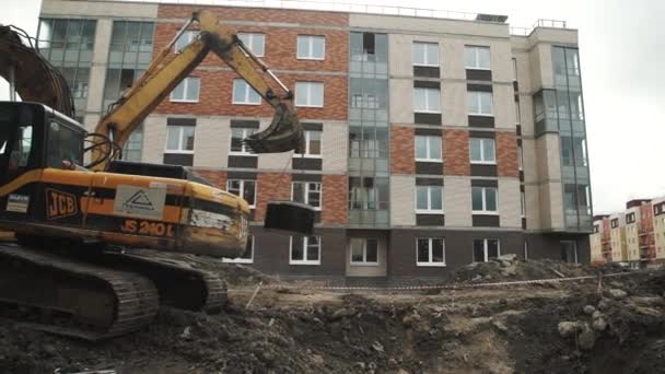 Saint Petersburg, Rusya Federasyonu - 26 Eylül 2016: Ekskavatör Kepçe üzerinde asılı beton kuyu yüzüklü site oluşturma rides — Stok video