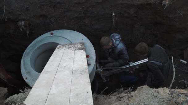 SAINT PETERSBURG, RÚSSIA - SETEMBRO 26, 2016: Homem parafuso de metal para anel de bueiro camber concreto em vala — Vídeo de Stock