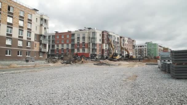 建設現場のスローモーション ドリー ショットは、砕石で覆われてサンクトペテルブルク, ロシア連邦 - 2016 年 9 月 26 日。 — ストック動画