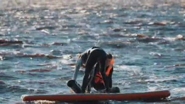 Saint Petersburg, Rusya - 28 Ağustos 2016: sörf tahtası ama suya düşme denge bulmaya Surfboarder