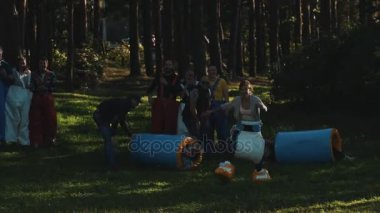Saint Petersburg, Rusya - 28 Ağustos 2016: Eğlenceli yarış dışında Yaz Festivali sırasında. Yarışmacılar dev komik pantolon giyer