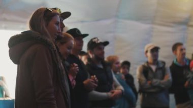Saint Petersburg, Rusya - 28 Ağustos 2016: Grup bir çadır içinde duran genç insan. Adam çocuğu onun omuzlarında bırakmak.