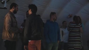 Saint Petersburg, Rusya Federasyonu - 28 Ağustos 2016: Genç insanlar bir çadır içinde stand. söz. Renkli ışıklar değiştirme