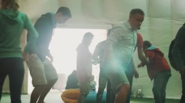 Saint Petersburg, Rusya - 28 Ağustos 2016: İnsanlar tryes için denge kurulları bir silindir içinde bir çadır festival süresince