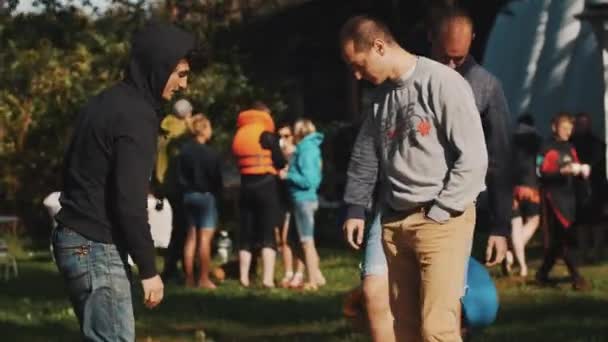 SAN PETERSBURG, RUSIA - 28 DE AGOSTO DE 2016: Los jóvenes se ponen botas gigantes para participar en un concurso de carnaval en un parque — Vídeos de Stock