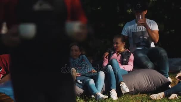 SAN PETERSBURG, RUSIA - 28 DE AGOSTO DE 2016: Grupo de jóvenes acostados en bolsas de frijoles en el parque durante el evento al aire libre — Vídeo de stock