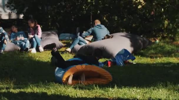 Saint petersburg, russland - august 28, 2016: long shot von kindern, die mit aufblasbarem schlauch spielen während einer outdoor-veranstaltung im park — Stockvideo