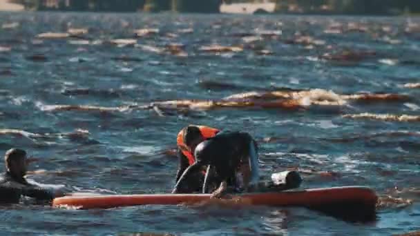 Saint petersburg, russland - 28. august 2016: surfer stoßen sich gegenseitig vom surfbrett ins wasser, beide fallen — Stockvideo