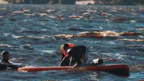 SAINT PETERSBURG, RUSSIA - 28 AGOSTO 2016: I surfisti che si spingono a vicenda dalla tavola da surf in acqua, cadono entrambi — Video Stock