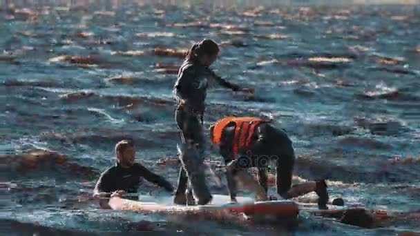 Sint-Petersburg, Rusland - 28 augustus 2016: Surfers duwen elkaar in het water met grote zachte stokken, beide valt — Stockvideo