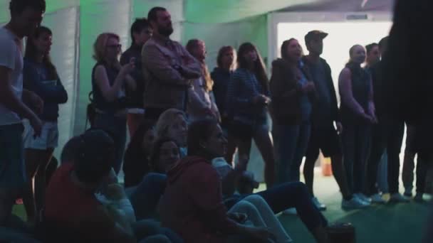 Saint petersburg, russland - 28. august 2016: eine gruppe junger leute, die in einem zelt show und jubel sehen. Bunte Lichter — Stockvideo