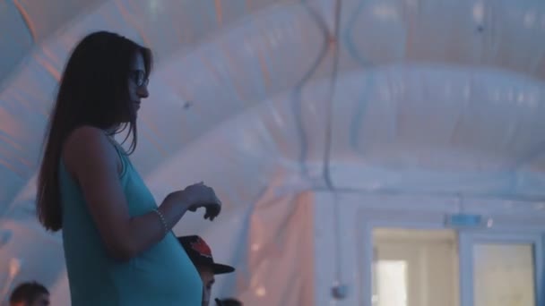 Saint petersburg, russland - august 28, 2016: schwangere frau und mann sitzen während einer veranstaltung und rauchen wasserpfeife — Stockvideo