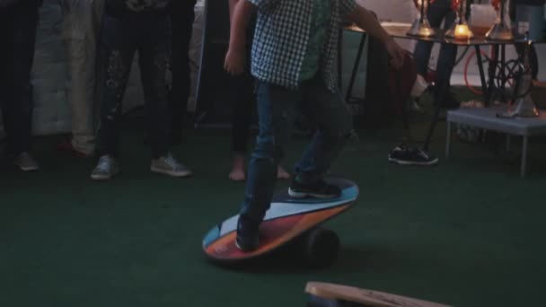 SAN PETERSBURG, RUSIA - 28 DE AGOSTO DE 2016: Niño mostrando grandes habilidades en el equilibrio de la tabla en un cilindro durante el evento del festival — Vídeos de Stock