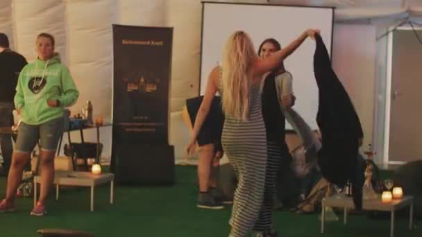 Saint petersburg, russland - 28. august 2016: blond und brünett in gestreiften kleidern tanzen während des festivals in einem zelt — Stockvideo