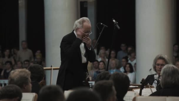 Αγία Πετρούπολη, Ρωσία - 23 Ιουνίου 2016: Ασπρομάλλης kapellmeister σκηνοθεσία ορχήστρα εγχόρδων στο κλασικό Μέγαρο Μουσικής — Αρχείο Βίντεο