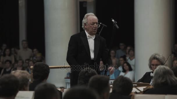 Sint-Petersburg, Rusland - 23 juni 2016: Wit-haired dirigent regisseren viool orkest in klassieke concertzaal — Stockvideo