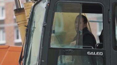 Saint Petersburg, Rusya - 26 Eylül 2016: şantiye, slowmotion Camlı Kabin oturan Ekskavatör sürücü