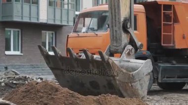 Saint Petersburg, Rusya - 26 Eylül 2016: Ekskavatör, kum yığını kürekle turuncu kamyon site oluşturma yolcu yanında