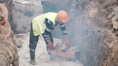 Saint Petersburg, Rusya - 26 Eylül 2016: Builder daire site oluşturma, çukurun içinde ahşap tozlu plakalar testere testere ile