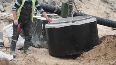 Saint Petersburg, Rusya - 26 Eylül 2016: İşçisi kask Ekskavatör kova zincirleri yüzüğünü beton kuyu çekerek