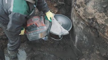 Saint Petersburg, Rusya - 26 Eylül 2016: Builder ile daire testere hendekte site oluşturma, beton yapı kesme