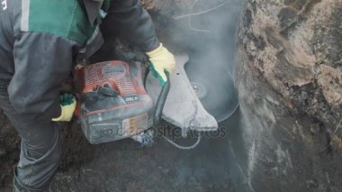 Saint Petersburg, Rusya Federasyonu - 26 Eylül 2016: Toz ve kir alt bıçkılar Betonda tarafından duman üreten bir sürü hendek.