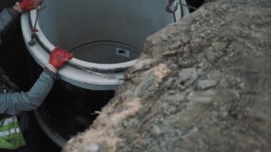 Saint Petersburg, Rusya - 26 Eylül 2016: Baret ekmeye zincire beton odası kuyu yüzük koyarak Builder'da