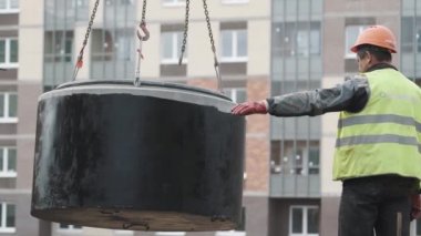 Saint Petersburg, Rusya - 26 Eylül 2016: alt site oluşturma, zincirleri beton kuyu halkası üzerinde asılı için öncülük