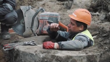 Saint Petersburg, Rusya - 26 Eylül 2016: İşçi kask ayakta kuyu daire testere meslektaşınla için konuşmaya yakınındaki içinde