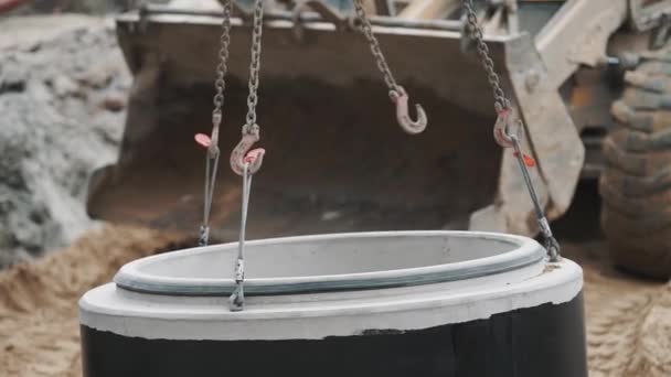 SAN PETERSBURG, RUSIA - 26 DE SEPTIEMBRE DE 2016: Anillo de alcantarilla de cámara de hormigón colgando de cadenas en obra — Vídeos de Stock