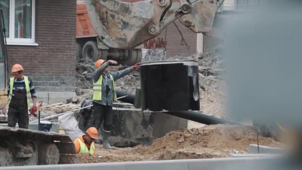 모 사이트 구축에서 불도저 떨어져 콘크리트 맨홀 반지를 당기에 상트페테르부르크, 러시아-9 월 26 일, 2016: 작성기 — 비디오