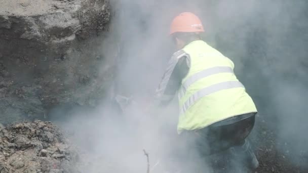 SAN PETERSBURG, RUSIA - 26 DE SEPTIEMBRE DE 2016: Montones de polvo y humo producidos por los trabajadores sierra circular de hormigón en zanja de tierra . — Vídeos de Stock
