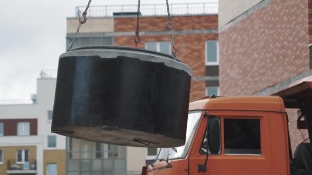 SAINT PETERSBURG, RUSSIE - 26 SEPTEMBRE 2016 : Entraînement de camion sur chantier avec anneau de trou d'homme en béton accroché aux chaînes — Video