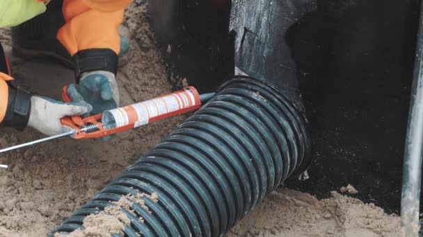 俄罗斯圣彼得堡-2016 年 9 月 26 日︰ 工人施加塑料螺纹的管和混凝土孔之间的接缝密封胶 — 图库视频影像