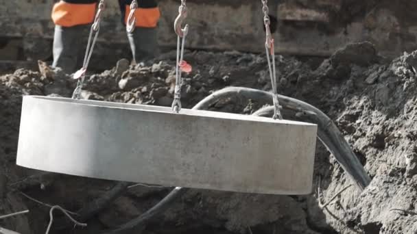 Санкт-Петербург, Російська Федерація - 26 вересня 2016: Будівельники надіти бетонні люка кільце Топ каналізаційні структури на будівельний майданчик — стокове відео