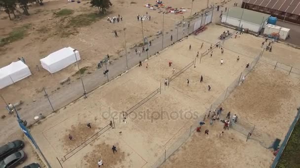 Saint petersburg, russland - 30. juli 2016: luftgeschossene leute, die beachvolleyball, fußball, badminton und basketball spielen — Stockvideo