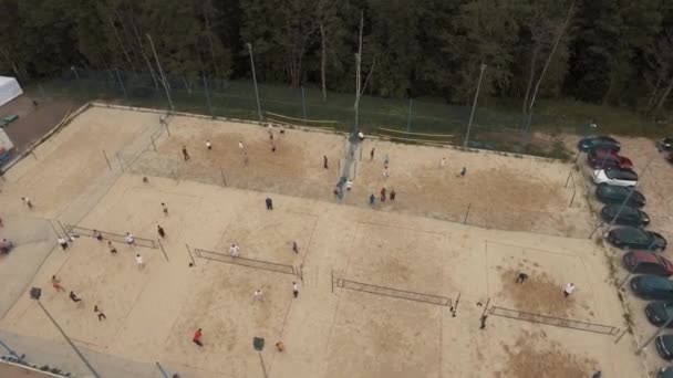 СЕНТ-ПЕТЕРБУРГ, РОССИЯ - 30 июля 2016 года: Спортивная площадка с воздушной съемкой, покрытая песком на краю леса. Волейбол, футбол — стоковое видео