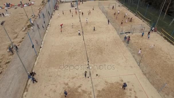 SAN PETERSBURG, RUSIA - 30 DE JULIO DE 2016: Parque infantil de tiro aéreo cubierto de arena en el borde del bosque. Voleibol, fútbol — Vídeo de stock