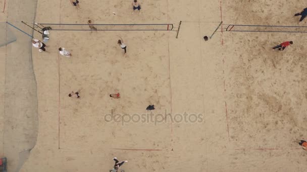 SAN PETERSBURG, RUSIA - 30 DE JULIO DE 2016: Gente de tiro aéreo jugando voleibol playa en dos campos cubiertos de arena — Vídeo de stock