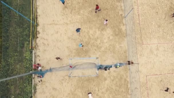 Saint petersburg, russland - 30. juli 2016: luftaufnahmen von spielenden fußballspielern auf zwei mit sand bedeckten feldern — Stockvideo