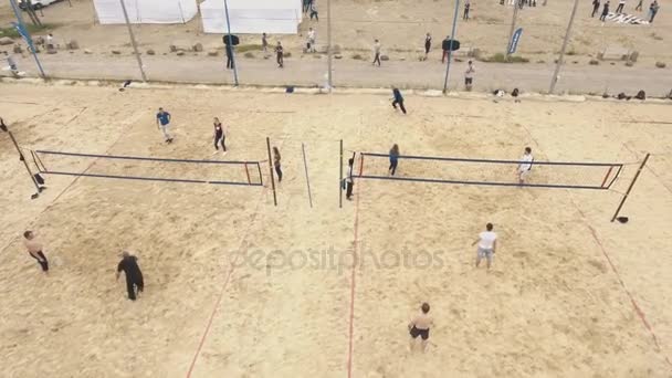 Saint petersburg, russland - 30. juli 2016: luftgeschossene menschen spielen beach valleyball und badminton auf sandbedecktem feld — Stockvideo