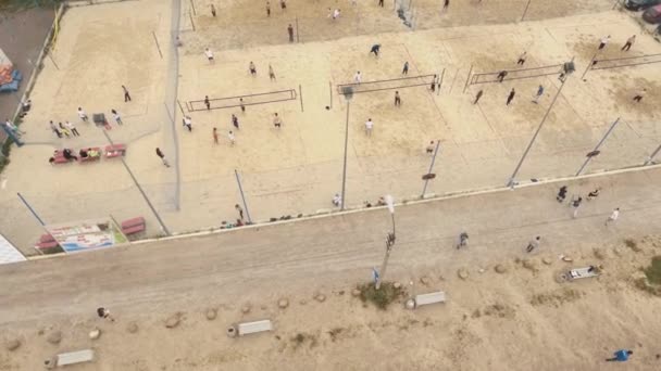 SAN PETERSBURGO, RUSIA - 30 DE JULIO DE 2016: Aérea. Campo de deportes de playa. Gente jugando baloncesto, voleibol y bádminton — Vídeo de stock