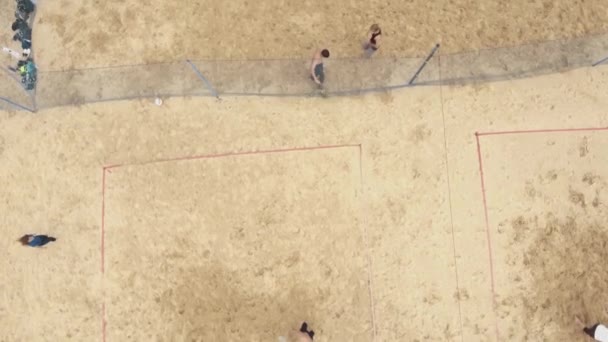 SAINT PETERSBURG, RÚSSIA - JULHO 30, 2016: Aerial shot people play soccer, badminton and volleyball at sand sports ground — Vídeo de Stock